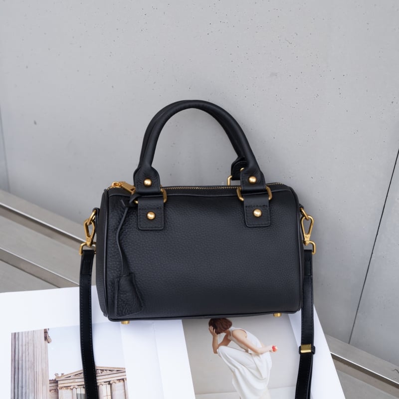 Dámska kabelka s tvarom vankúša, prvá vrstva hovädzej kože, zips, vnútorné vrecká: zipsové vrecko, vrecko na mobilný telefón, vrecko na občiansky preukaz