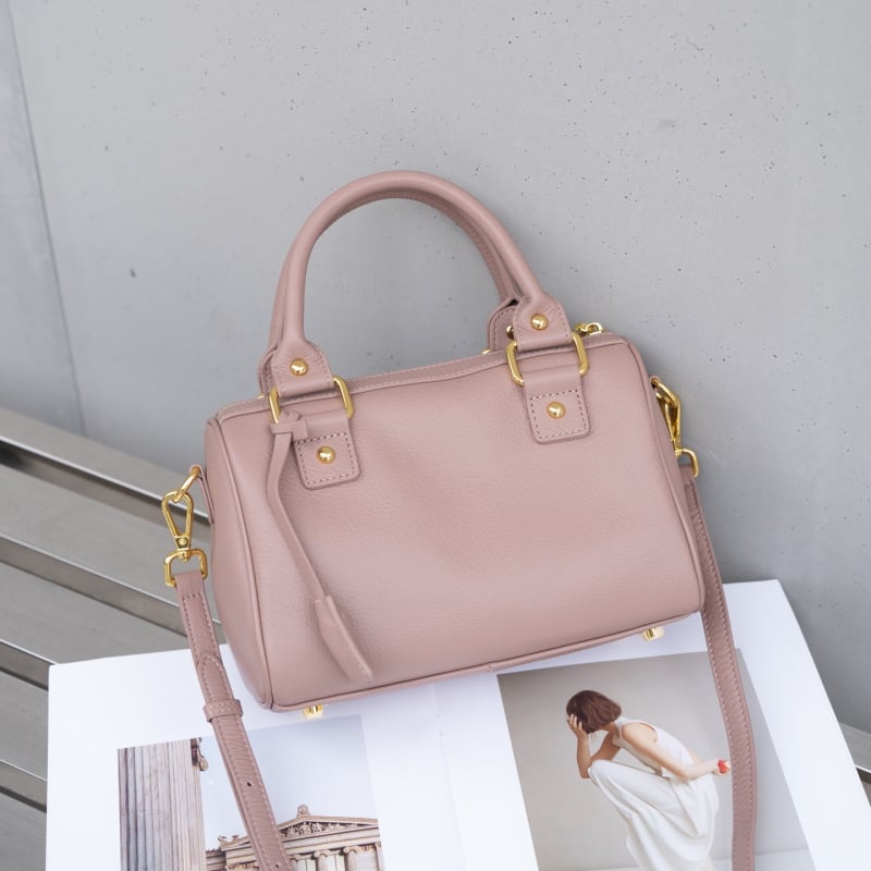 Dámska kabelka s tvarom vankúša, prvá vrstva hovädzej kože, zips, vnútorné vrecká: zipsové vrecko, vrecko na mobilný telefón, vrecko na občiansky preukaz