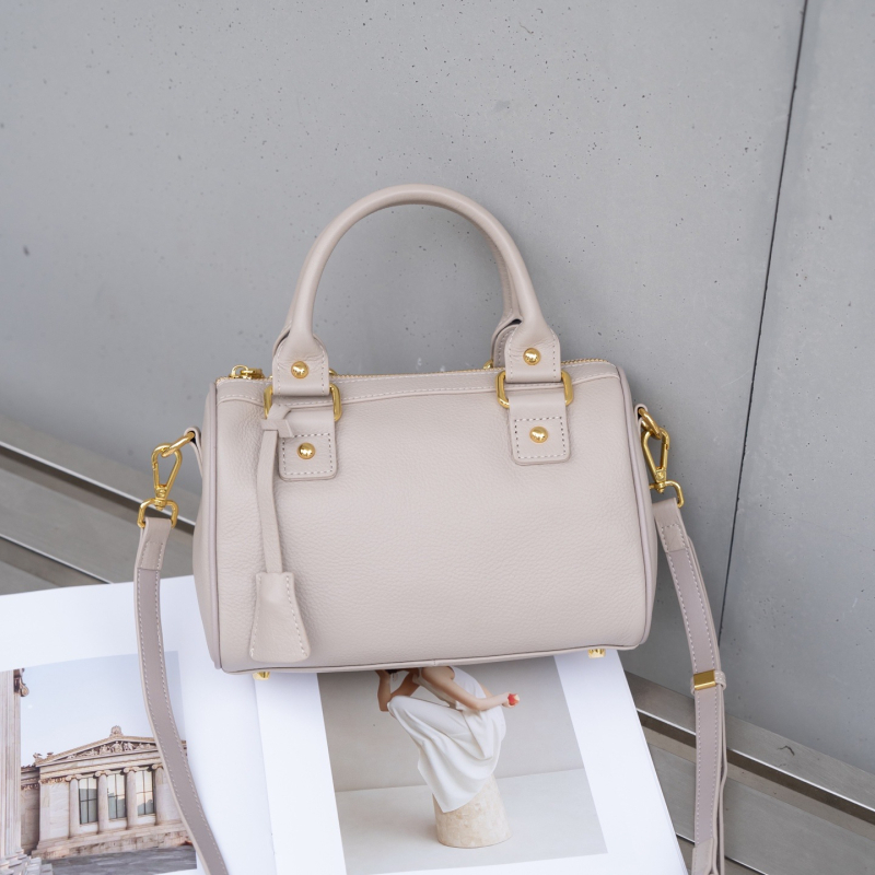 Dámska kabelka s tvarom vankúša, prvá vrstva hovädzej kože, zips, vnútorné vrecká: zipsové vrecko, vrecko na mobilný telefón, vrecko na občiansky preukaz