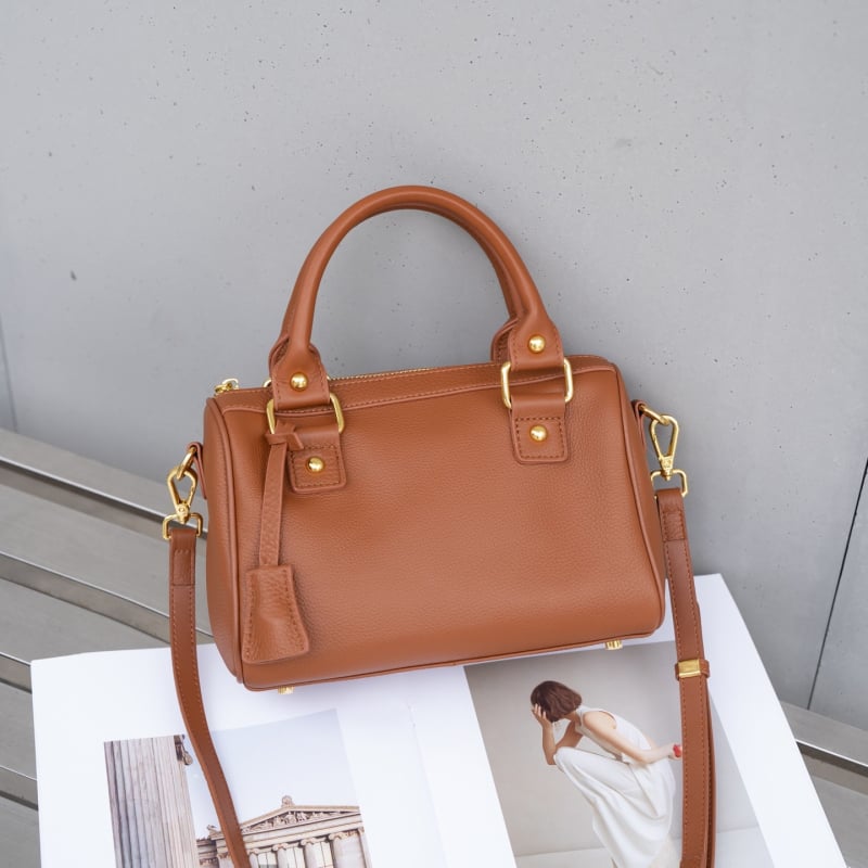 Dámska kabelka s tvarom vankúša, prvá vrstva hovädzej kože, zips, vnútorné vrecká: zipsové vrecko, vrecko na mobilný telefón, vrecko na občiansky preukaz