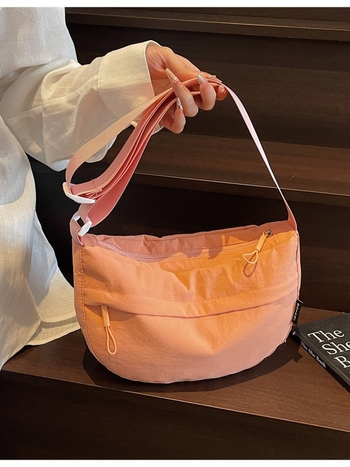 Urban minimalistička crossbody torba u obliku dumplinga od Oxford platna, s zatvaračem i džepom za telefon
