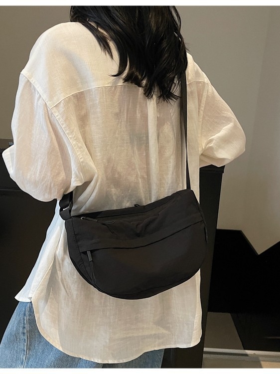 Urban minimalistička crossbody torba u obliku dumplinga od Oxford platna, s zatvaračem i džepom za telefon