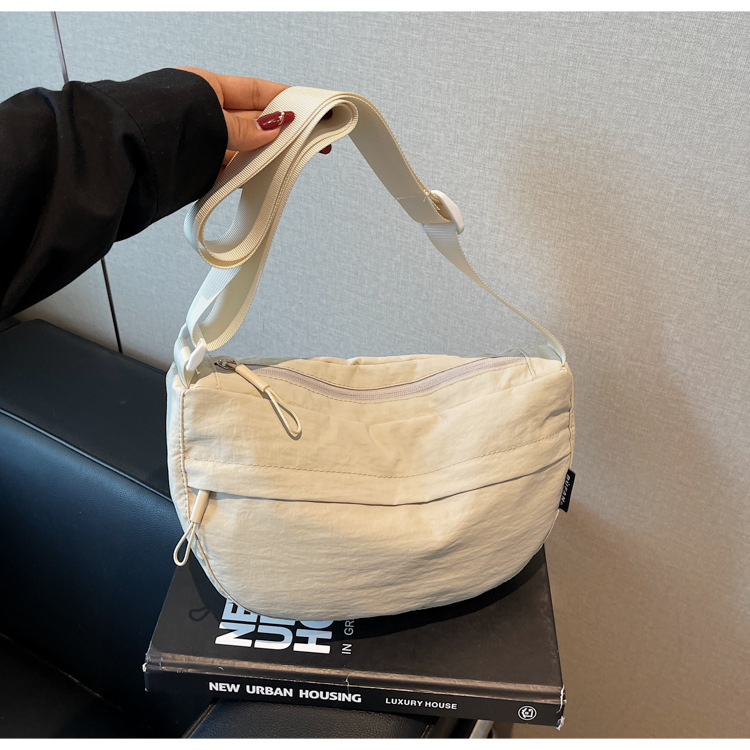Urban minimalistička crossbody torba u obliku dumplinga od Oxford platna, s zatvaračem i džepom za telefon
