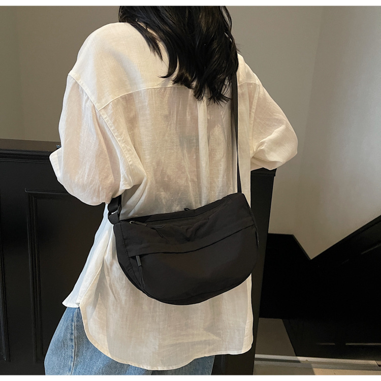 Urban minimalistička crossbody torba u obliku dumplinga od Oxford platna, s zatvaračem i džepom za telefon