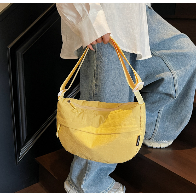 Urban minimalistička crossbody torba u obliku dumplinga od Oxford platna, s zatvaračem i džepom za telefon