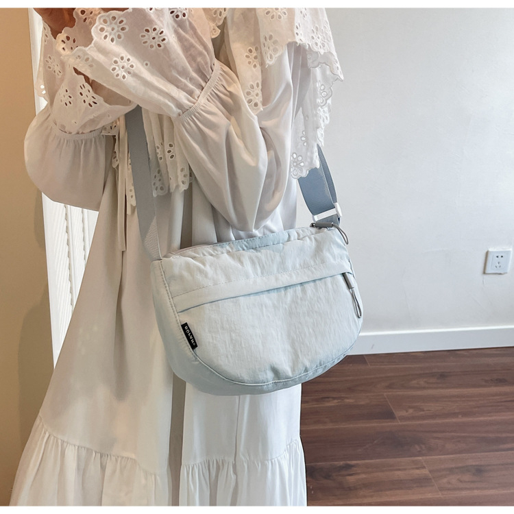 Urban minimalistička crossbody torba u obliku dumplinga od Oxford platna, s zatvaračem i džepom za telefon