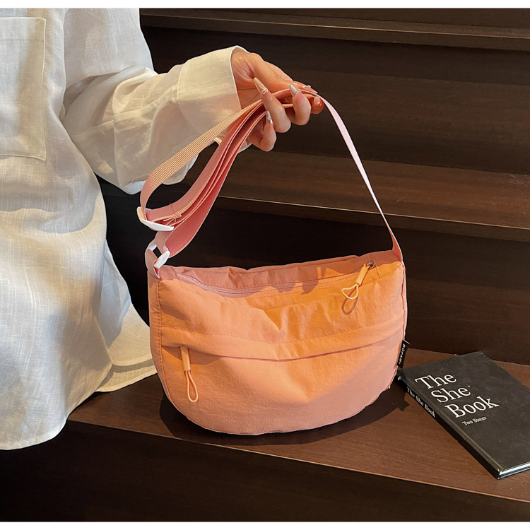 Urban minimalistička crossbody torba u obliku dumplinga od Oxford platna, s zatvaračem i džepom za telefon