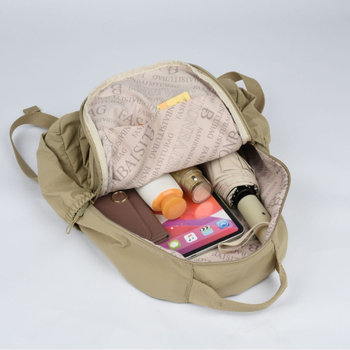 Rucsac feminin din nylon, ușor și versatil; include buzunar laminat cu fermoar, deschidere cu șnur, buzunar exterior deschis, spațiu intern