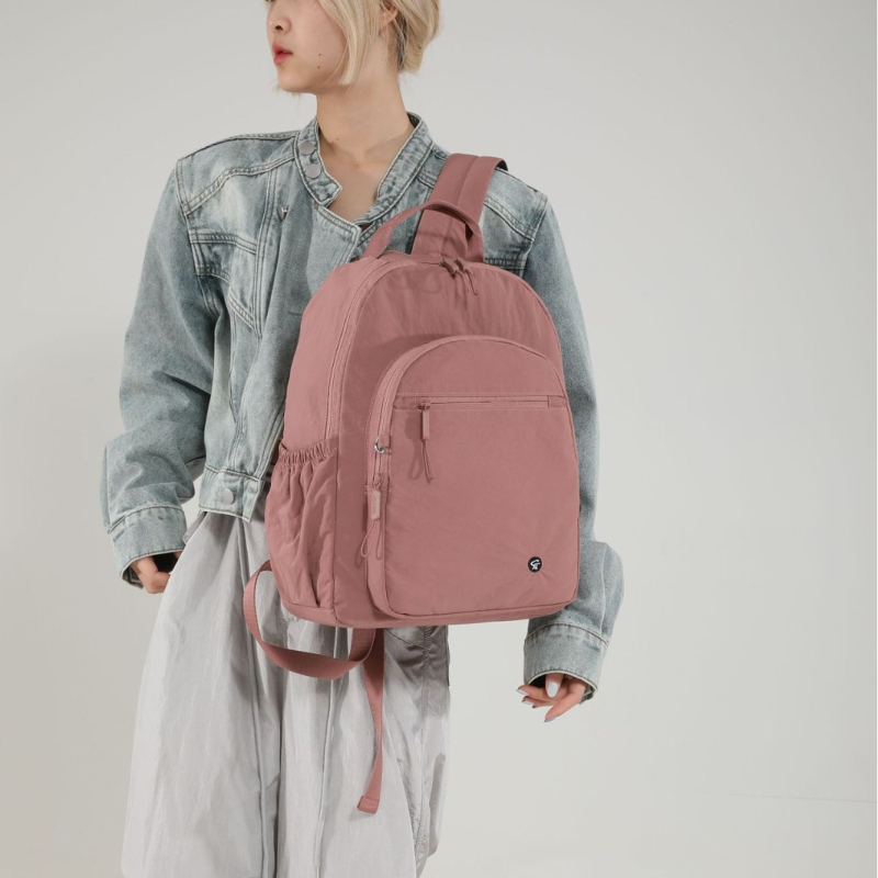 Rucsac feminin din nylon, ușor și versatil; include buzunar laminat cu fermoar, deschidere cu șnur, buzunar exterior deschis, spațiu intern