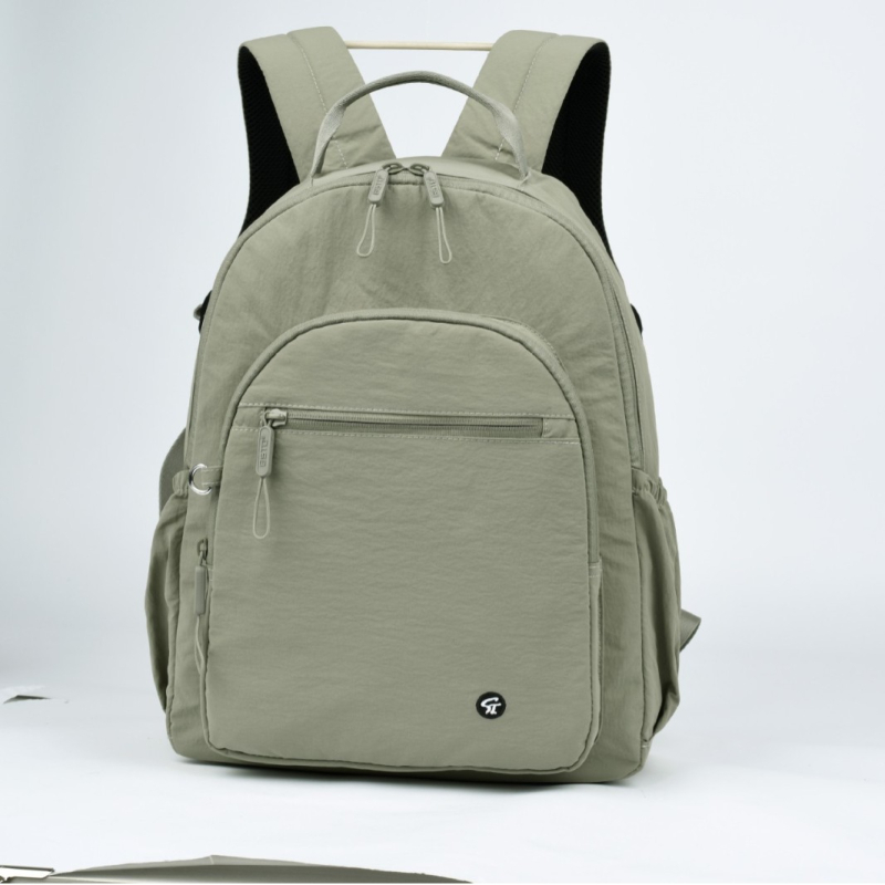 Rucsac feminin din nylon, ușor și versatil; include buzunar laminat cu fermoar, deschidere cu șnur, buzunar exterior deschis, spațiu intern