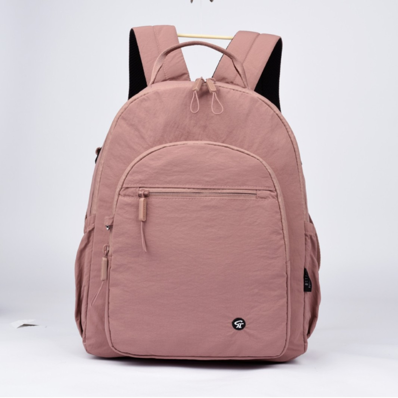 Rucsac feminin din nylon, ușor și versatil; include buzunar laminat cu fermoar, deschidere cu șnur, buzunar exterior deschis, spațiu intern