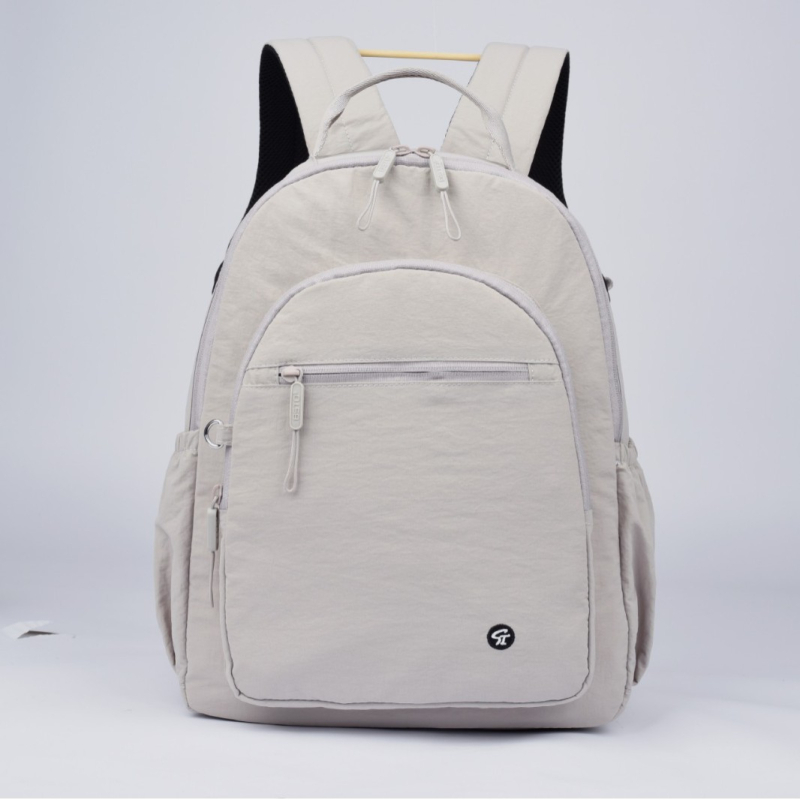 Rucsac feminin din nylon, ușor și versatil; include buzunar laminat cu fermoar, deschidere cu șnur, buzunar exterior deschis, spațiu intern