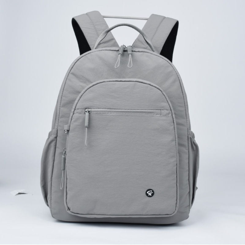 Rucsac feminin din nylon, ușor și versatil; include buzunar laminat cu fermoar, deschidere cu șnur, buzunar exterior deschis, spațiu intern