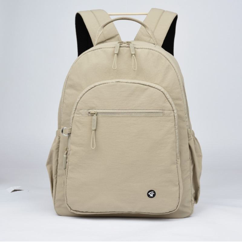 Rucsac feminin din nylon, ușor și versatil; include buzunar laminat cu fermoar, deschidere cu șnur, buzunar exterior deschis, spațiu intern