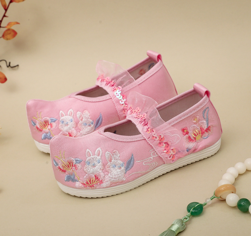 Детски обувки с бродерия, народен стил — сатенена горна част, мрежеста подплата, платнена стелка, гумирана подметка
