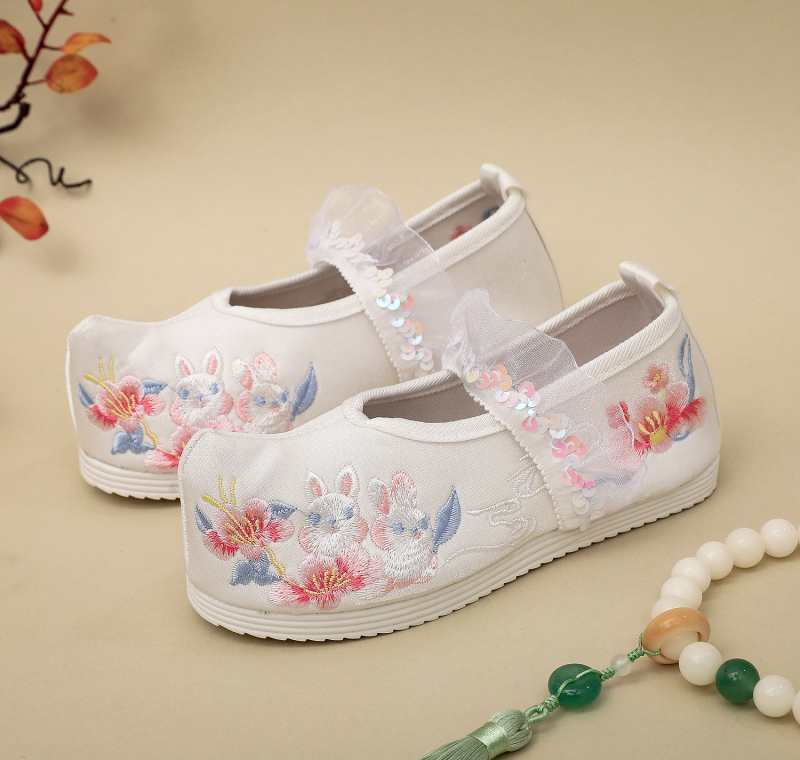 Детски обувки с бродерия, народен стил — сатенена горна част, мрежеста подплата, платнена стелка, гумирана подметка