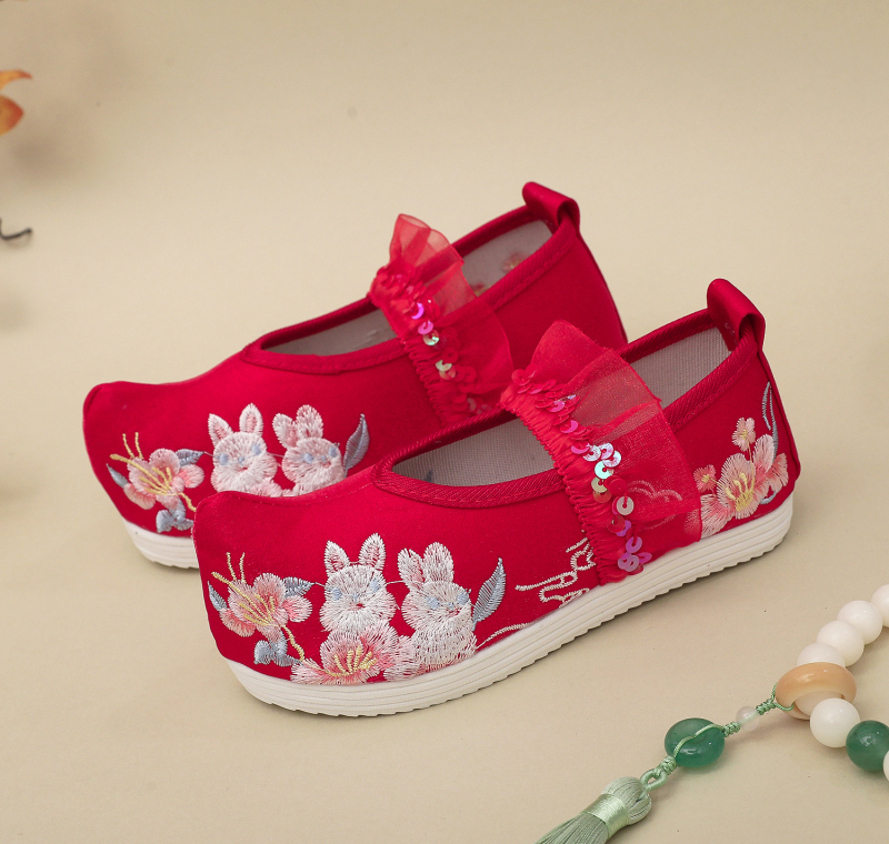 Детски обувки с бродерия, народен стил — сатенена горна част, мрежеста подплата, платнена стелка, гумирана подметка
