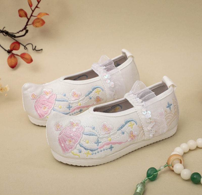 Детски обувки с бродерия, народен стил — сатенена горна част, мрежеста подплата, платнена стелка, гумирана подметка