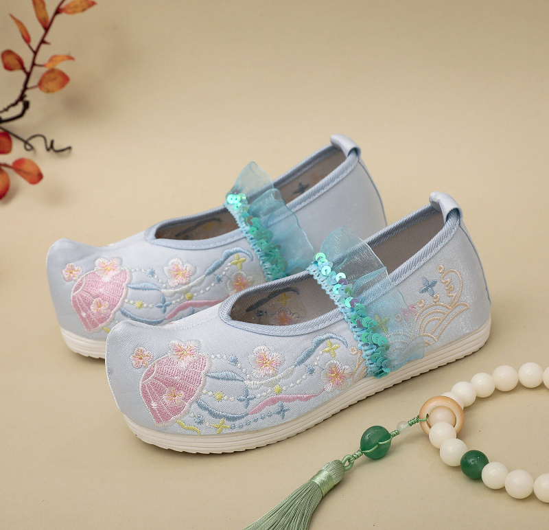 Детски обувки с бродерия, народен стил — сатенена горна част, мрежеста подплата, платнена стелка, гумирана подметка