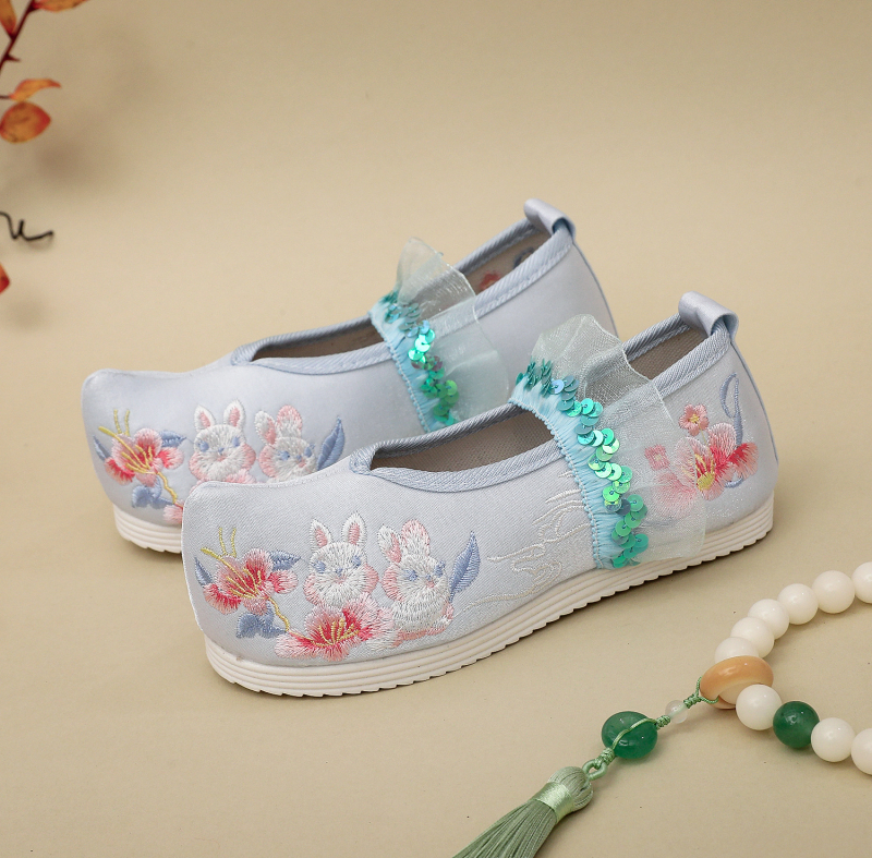 Детски обувки с бродерия, народен стил — сатенена горна част, мрежеста подплата, платнена стелка, гумирана подметка