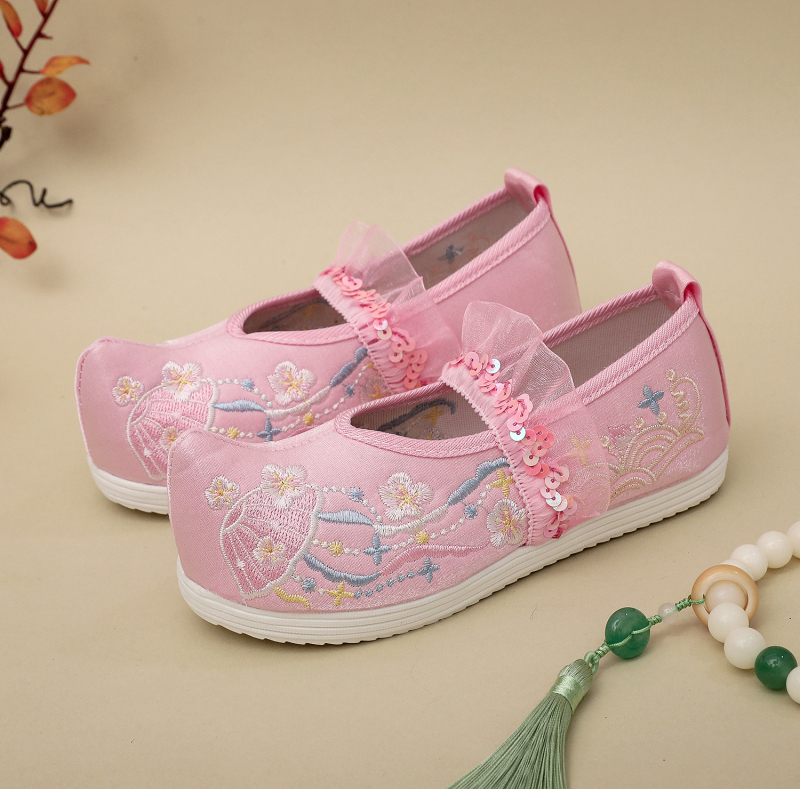 Детски обувки с бродерия, народен стил — сатенена горна част, мрежеста подплата, платнена стелка, гумирана подметка