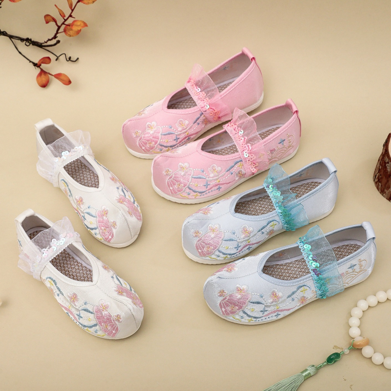 Детски обувки с бродерия, народен стил — сатенена горна част, мрежеста подплата, платнена стелка, гумирана подметка