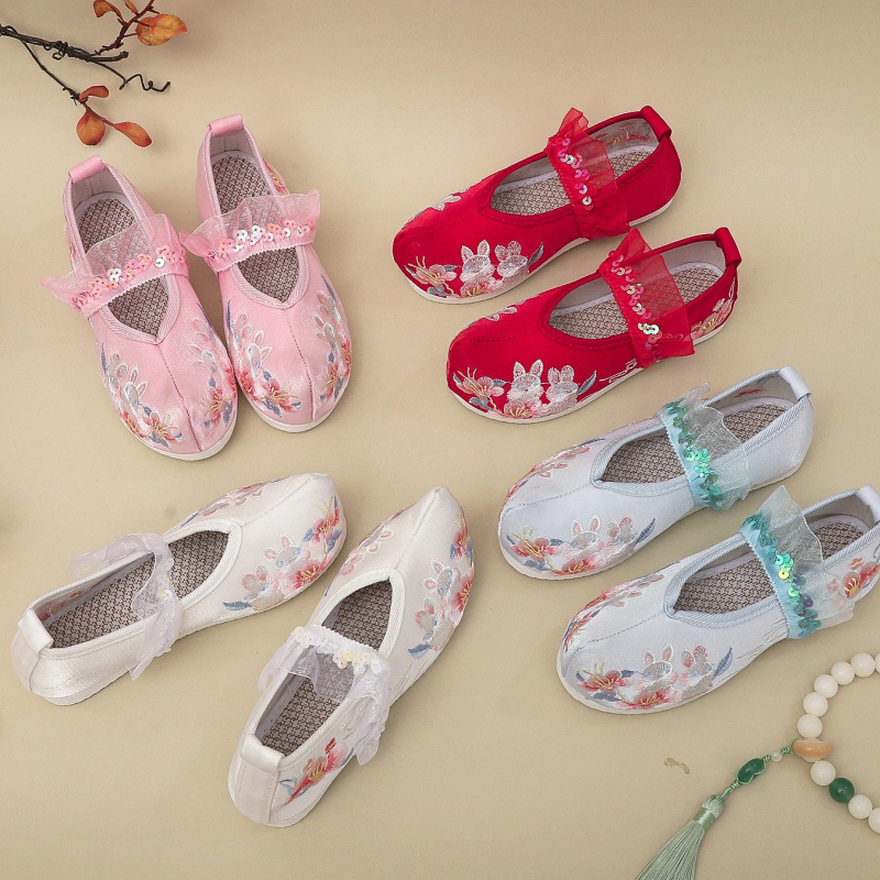 Детски обувки с бродерия, народен стил — сатенена горна част, мрежеста подплата, платнена стелка, гумирана подметка