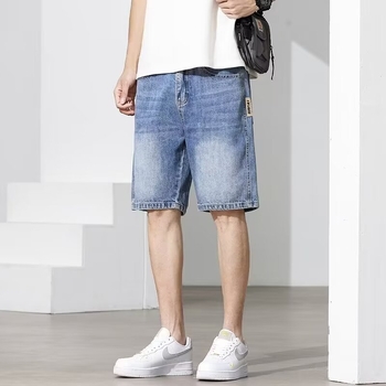 Șort din denim, talie medie, croială dreaptă, buzunare multiple, finisaj spălat