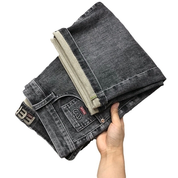 Șort din denim, talie medie, croială dreaptă, buzunare multiple, finisaj spălat