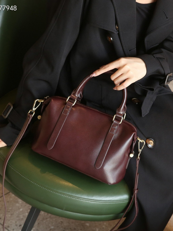 Ženska Cambridge torba od prave teleće kože, koža prvog sloja, vodoravni kvadratni oblik, zatvaranje kapom