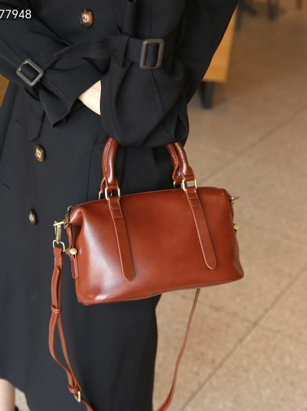 Ženska Cambridge torba od prave teleće kože, koža prvog sloja, vodoravni kvadratni oblik, zatvaranje kapom