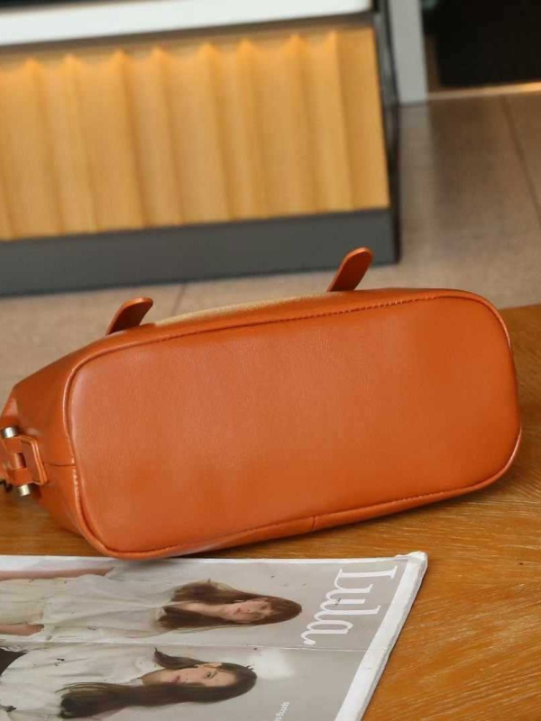 Ženska Cambridge torba od prave teleće kože, koža prvog sloja, vodoravni kvadratni oblik, zatvaranje kapom