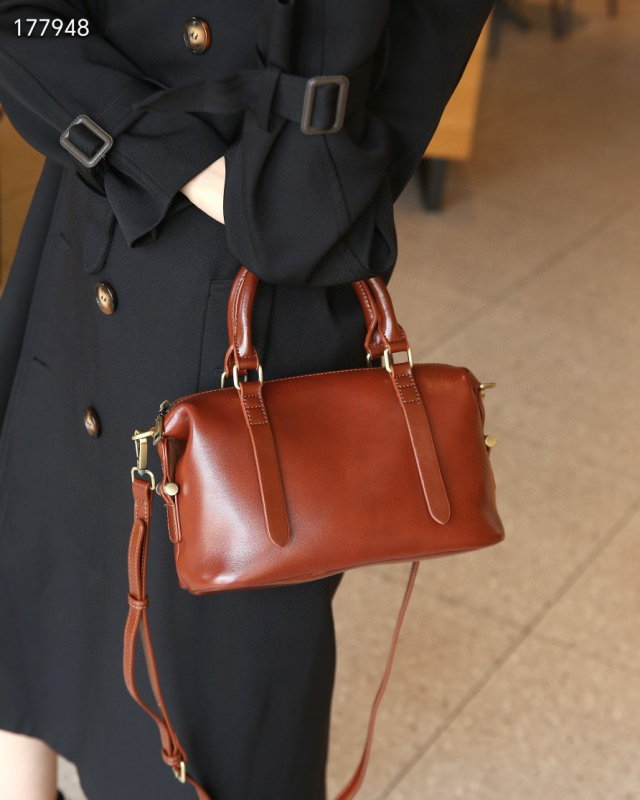 Ženska Cambridge torba od prave teleće kože, koža prvog sloja, vodoravni kvadratni oblik, zatvaranje kapom