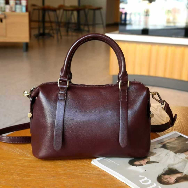 Ženska Cambridge torba od prave teleće kože, koža prvog sloja, vodoravni kvadratni oblik, zatvaranje kapom