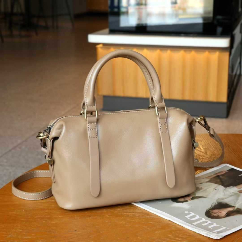 Ženska Cambridge torba od prave teleće kože, koža prvog sloja, vodoravni kvadratni oblik, zatvaranje kapom