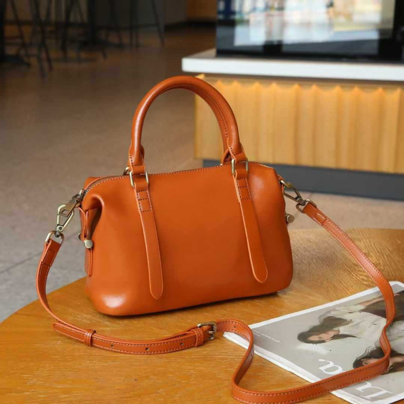 Ženska Cambridge torba od prave teleće kože, koža prvog sloja, vodoravni kvadratni oblik, zatvaranje kapom