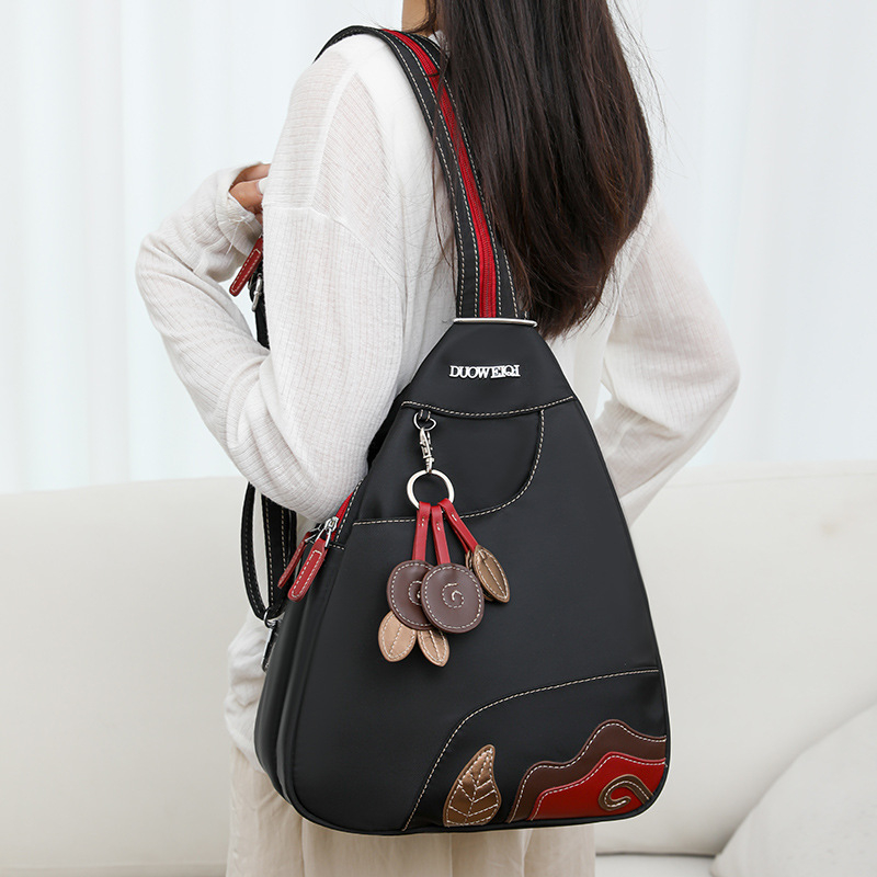 Σακίδιο πλάτης — ελαφρύ και μετατρέψιμο σε δύο τρόπους φορέματος (ως ράντζα ή crossbody), ύφασμα Oxford, κλείσιμο με φερμουάρ, εσωτερική τσέπη με patch, διαμερίσματα, για καθημερινή χρήση