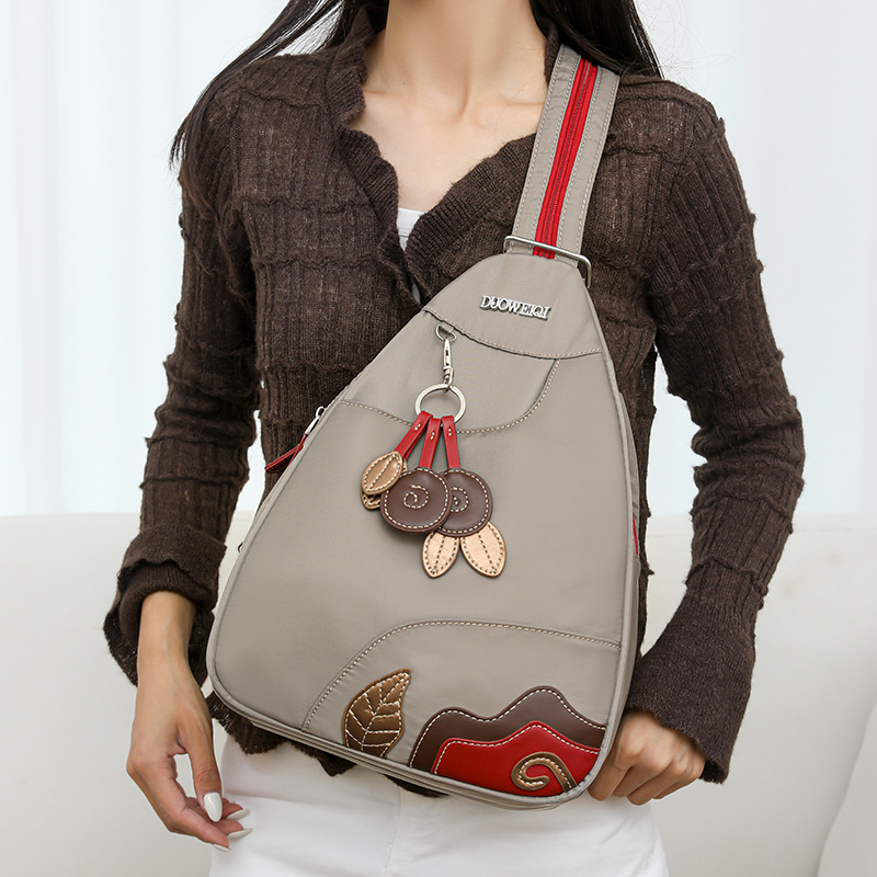 Σακίδιο πλάτης — ελαφρύ και μετατρέψιμο σε δύο τρόπους φορέματος (ως ράντζα ή crossbody), ύφασμα Oxford, κλείσιμο με φερμουάρ, εσωτερική τσέπη με patch, διαμερίσματα, για καθημερινή χρήση