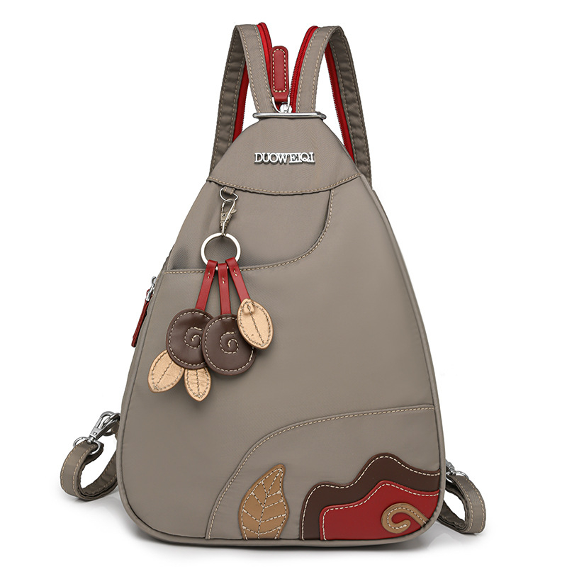 Σακίδιο πλάτης — ελαφρύ και μετατρέψιμο σε δύο τρόπους φορέματος (ως ράντζα ή crossbody), ύφασμα Oxford, κλείσιμο με φερμουάρ, εσωτερική τσέπη με patch, διαμερίσματα, για καθημερινή χρήση