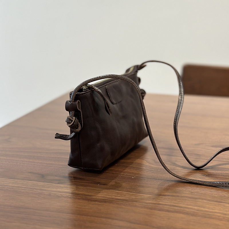 Ženska kožna torba preko ramena, crossbody, od prave kože prve klase, horizontalnog kvadratskog oblika, zatvaranje na zip, unutarnji džep s zipom