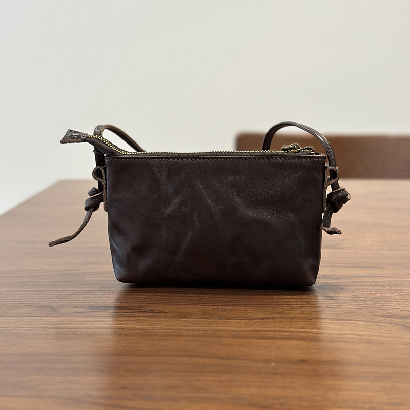 Ženska kožna torba preko ramena, crossbody, od prave kože prve klase, horizontalnog kvadratskog oblika, zatvaranje na zip, unutarnji džep s zipom