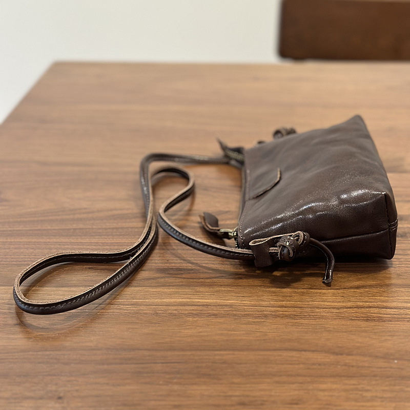 Ženska kožna torba preko ramena, crossbody, od prave kože prve klase, horizontalnog kvadratskog oblika, zatvaranje na zip, unutarnji džep s zipom