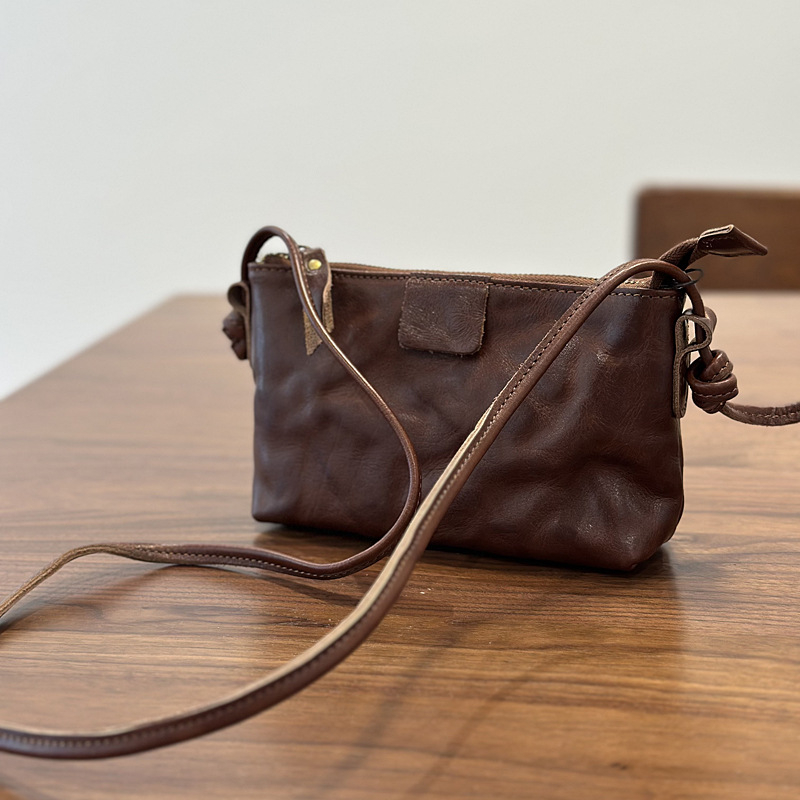 Ženska kožna torba preko ramena, crossbody, od prave kože prve klase, horizontalnog kvadratskog oblika, zatvaranje na zip, unutarnji džep s zipom