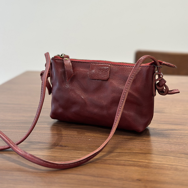 Ženska kožna torba preko ramena, crossbody, od prave kože prve klase, horizontalnog kvadratskog oblika, zatvaranje na zip, unutarnji džep s zipom