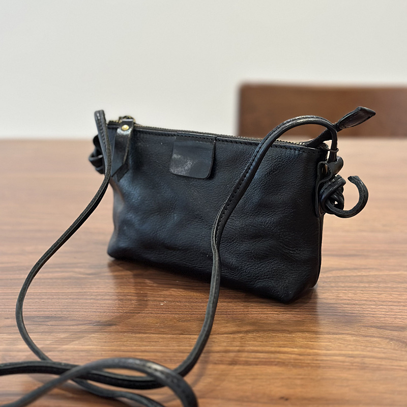 Ženska kožna torba preko ramena, crossbody, od prave kože prve klase, horizontalnog kvadratskog oblika, zatvaranje na zip, unutarnji džep s zipom