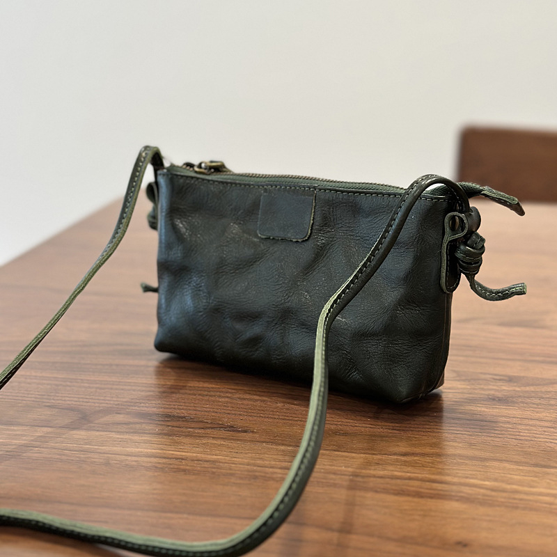 Ženska kožna torba preko ramena, crossbody, od prave kože prve klase, horizontalnog kvadratskog oblika, zatvaranje na zip, unutarnji džep s zipom