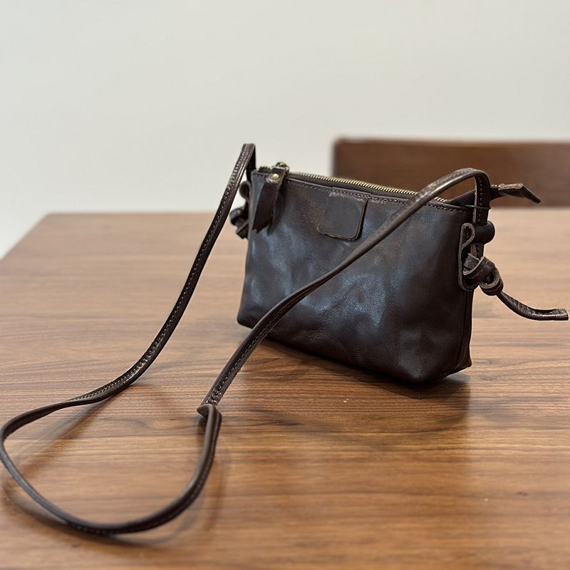 Ženska kožna torba preko ramena, crossbody, od prave kože prve klase, horizontalnog kvadratskog oblika, zatvaranje na zip, unutarnji džep s zipom
