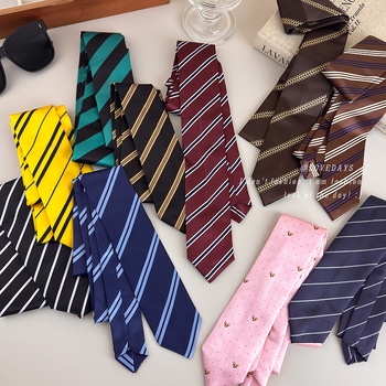 Prugasta kravata s detaljem cvijeta na ovratniku, streličastog tipa, unisex, moderan dizajn, od najlonskih vlakana.