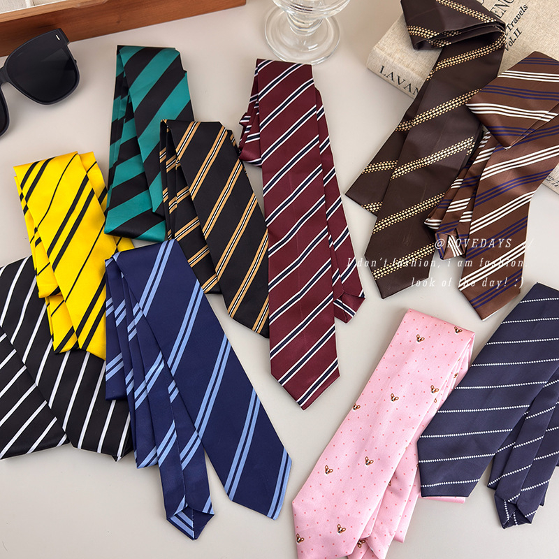 Prugasta kravata s detaljem cvijeta na ovratniku, streličastog tipa, unisex, moderan dizajn, od najlonskih vlakana.