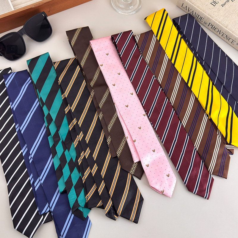 Prugasta kravata s detaljem cvijeta na ovratniku, streličastog tipa, unisex, moderan dizajn, od najlonskih vlakana.